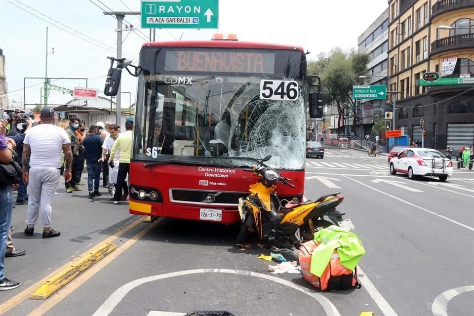 El carril confinado se encontraba ocupado por varios Trolebuses y la unidad de la Línea 4 utilizó el arroyo vehicular en contraflujo para rebasar.