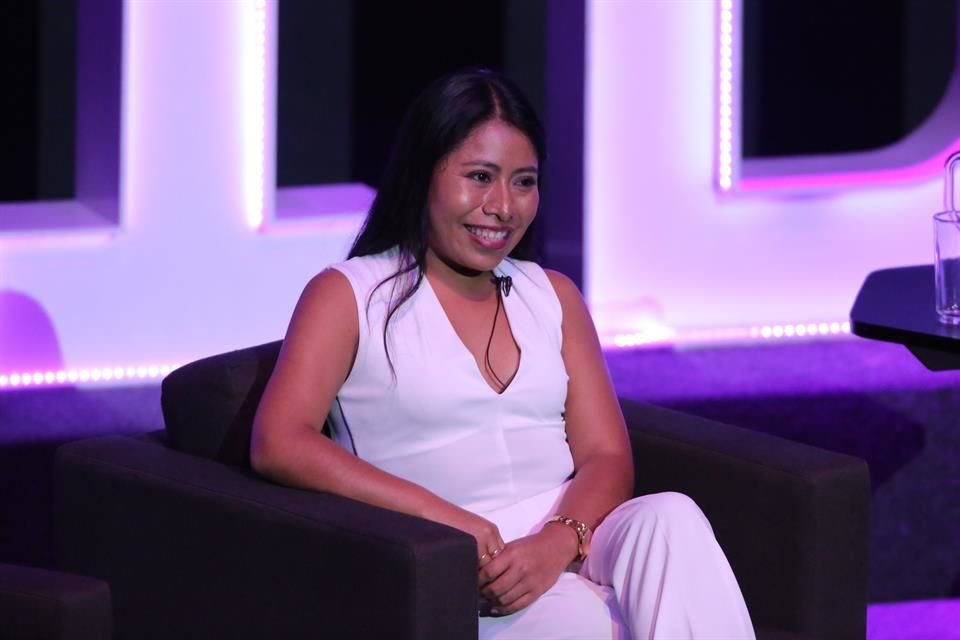 Yalitza Aparicio invitó en redes sociales a sus seguidores a unírsele en su canal de YouTube.