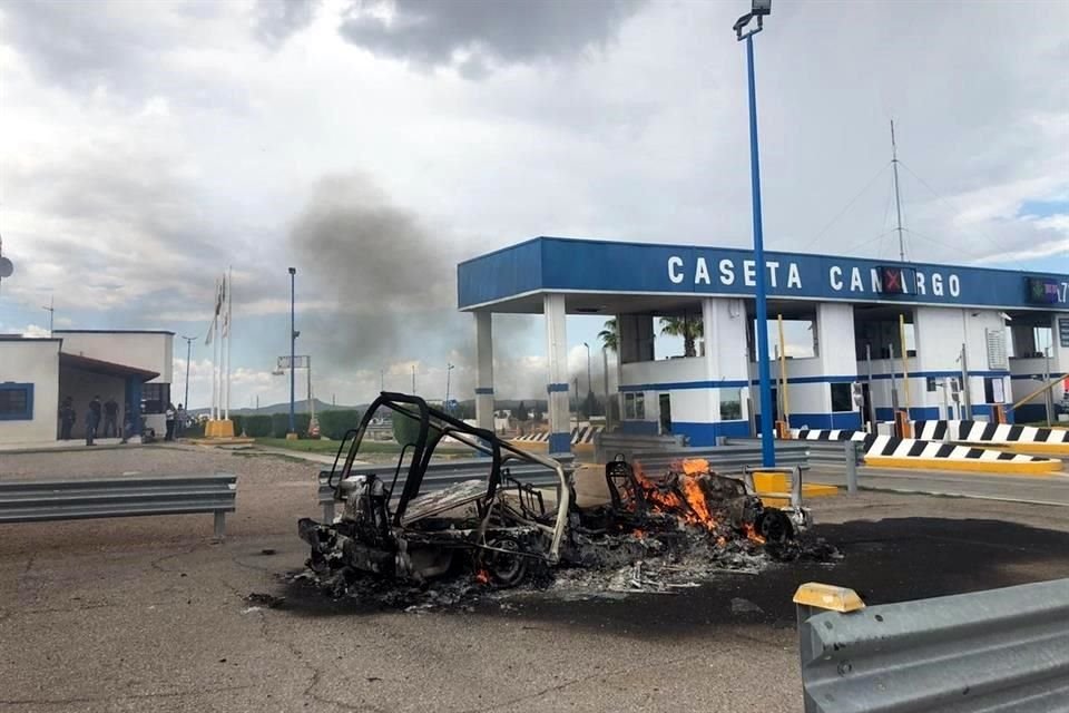 Productores de Chihuahua incendiaron patrullas y otros vehículos oficiales en rechazo a la extracción en presas para pago de agua a EU.