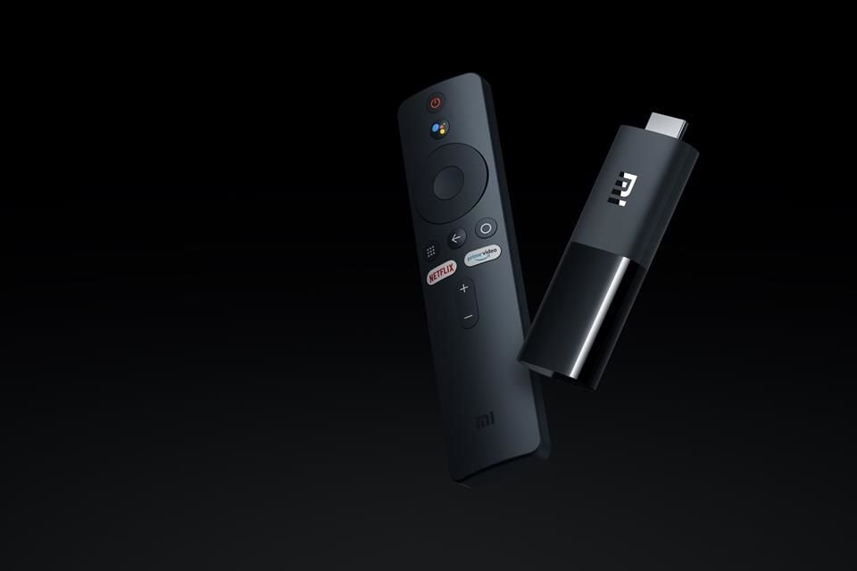 Mi TV Stick llega con Android TV y un botón especial en el control para acceder a Google Assistant y así poder buscar series y películas a través de comandos de voz.