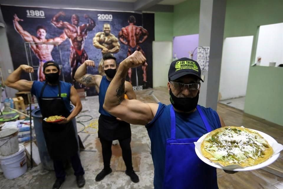 Debido a la pandemia, instructores del Guerrero Fitness Club, ubicado en la Colonia Guerrero, cambiaron los aparatos para ejercitarse por los tacos.