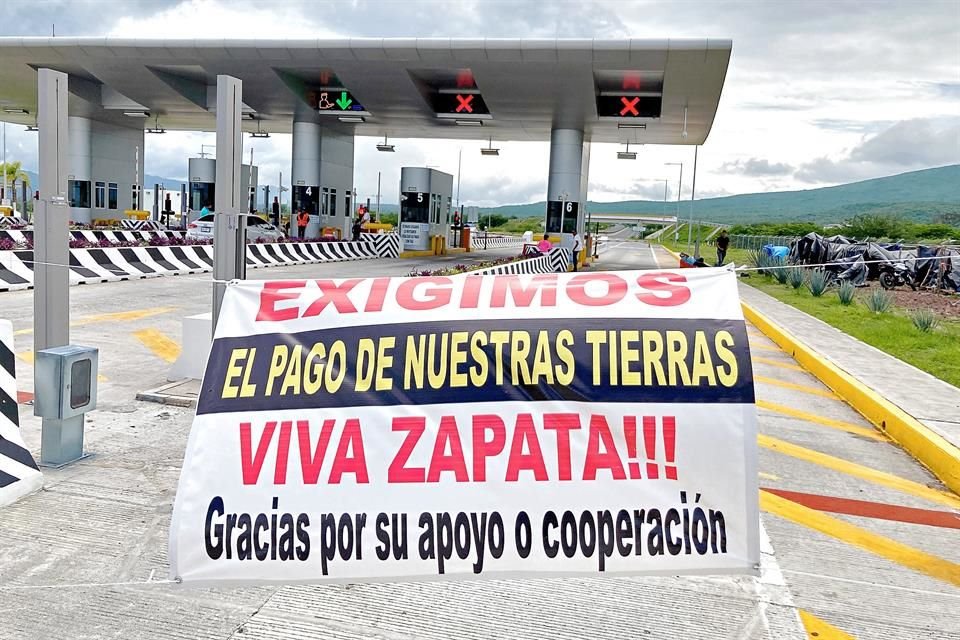 Las personas que mantienen tomadas las casetas han instalado carpas, casas de campaña y baños portátiles.