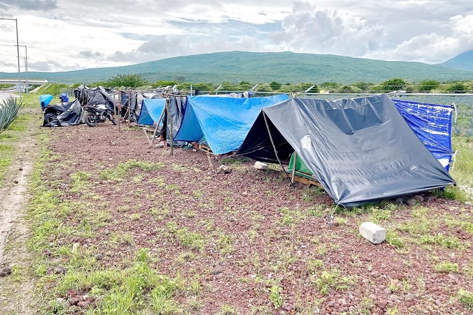 Las personas que mantienen tomadas las casetas han instalado carpas, casas de campaña y baños portátiles.