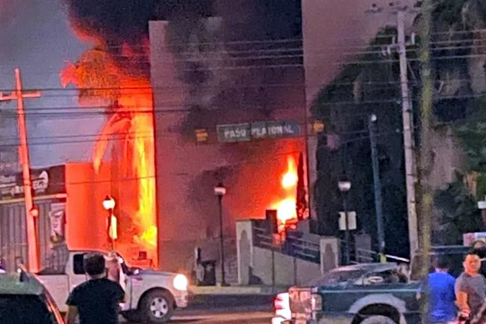 Productores inconformes por la extracción en presas de Chihuahua incendiaron las oficinas de Conagua y del Gobierno estatal en la ciudad de Delicias.