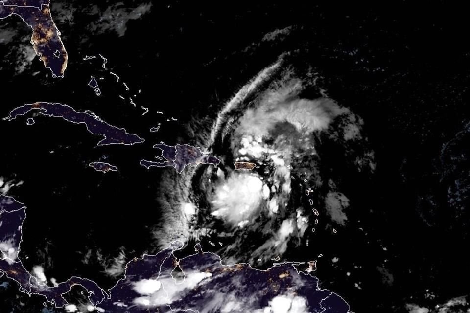 Localización de la tormenta tropical Isaías este jueves , cerca de Puerto Rico.