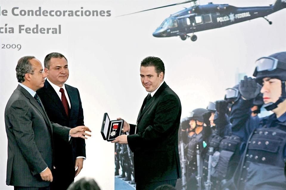 Felipe Calderón, Genaro García Luna y Luis Cárdenas Palomino en agosto de 2009, en una ceremonia de entrega de condecoraciones de la Policía Federal.