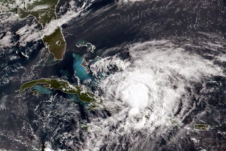 Isaías tenía vientos máximos sostenidos de 130 kilómetros por hora el viernes por la mañana y su ojo estaba a unos 545 kilómetros al sudeste de Nassau, Bahamas.