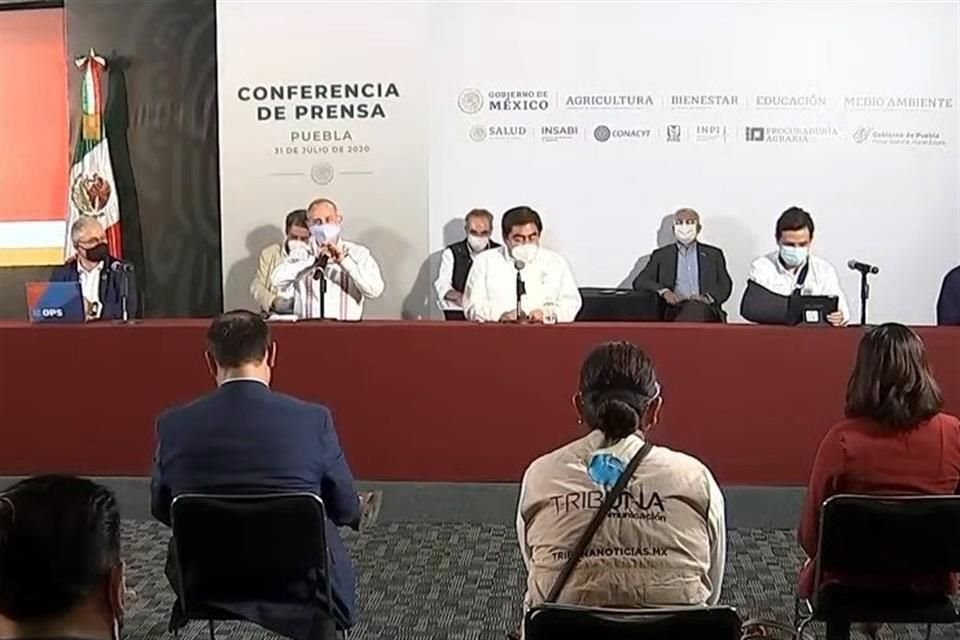 Todos los funcionarios asistieron a la conferencia portando cubrebocas.