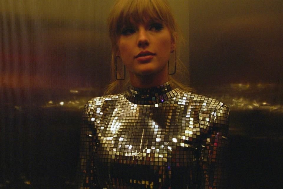 Taylor Swift decidió rediseñar toda la mercancía y logo de su nuevo disco 'Folklore' y apoyar a la empresa The Folklore cuya propietaria la acusó de plagio.