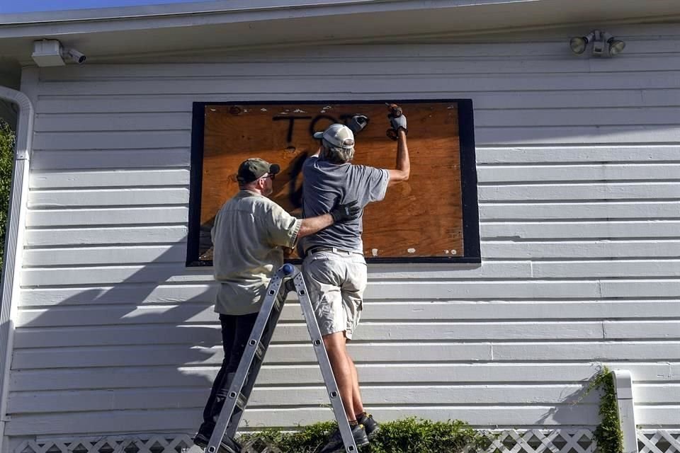 Residentes de Florida se preparaban para la llegada de 'Isaías', que se degradó a tormenta tropical.