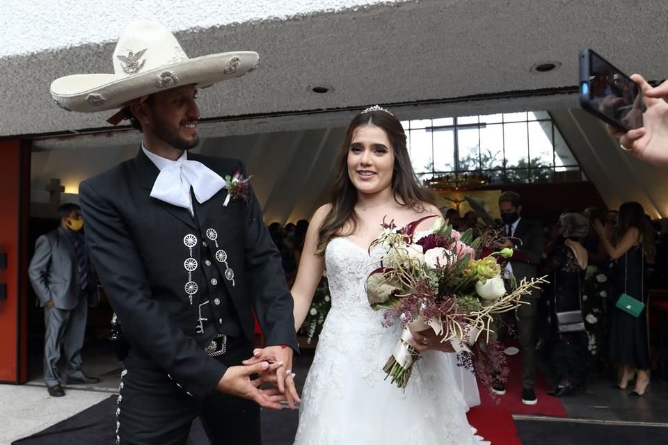 Camila Fernández y Francisco Barba Casillas se unieron en matrimonio tras 9 meses de noviazgo.