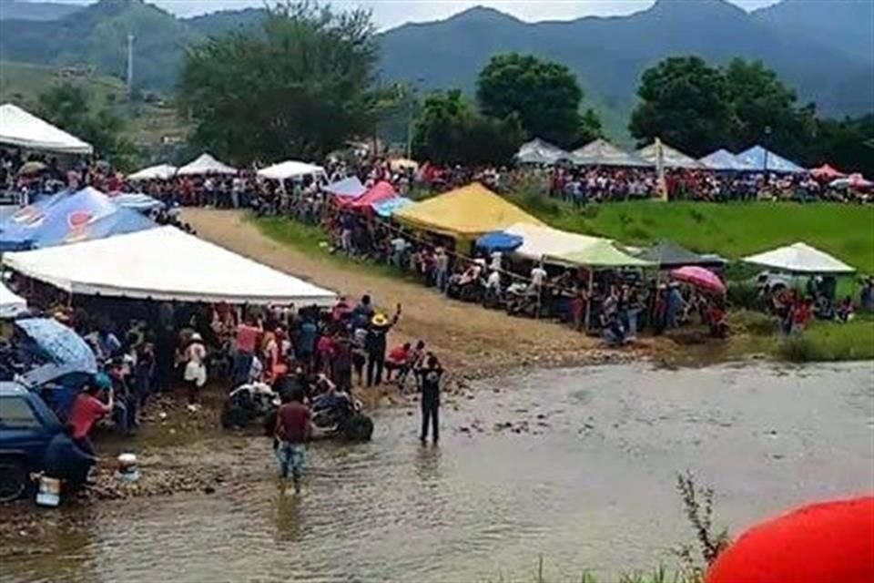 Pese a que el acceso sería restringido, decenas de personas se dieron cita.