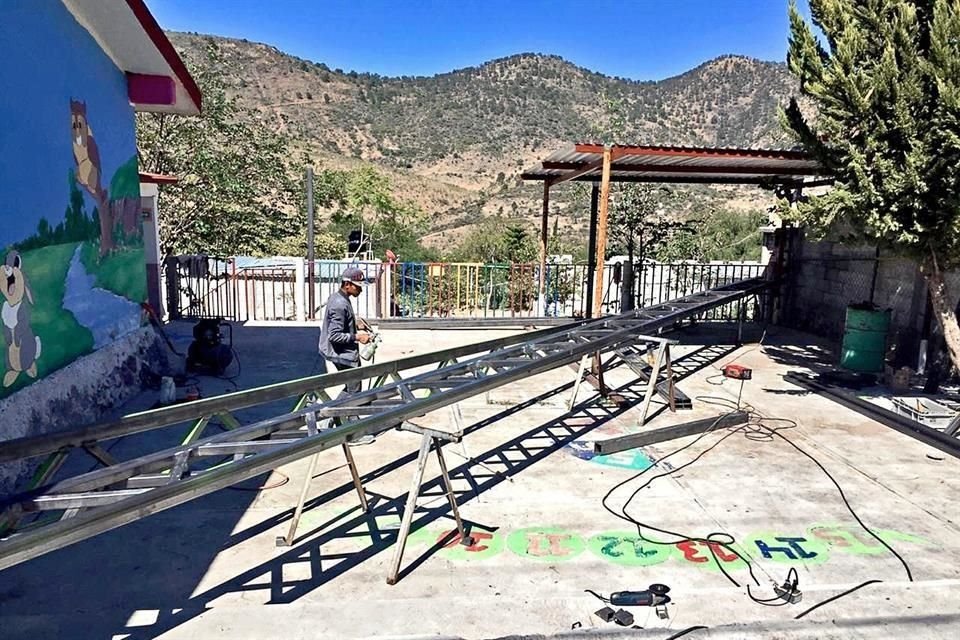 A MEDIAS. Varias de las obras impuestas en planteles de Guanajuato, a travs del programa 'La Escuela es Nuestra', son techos para patios.