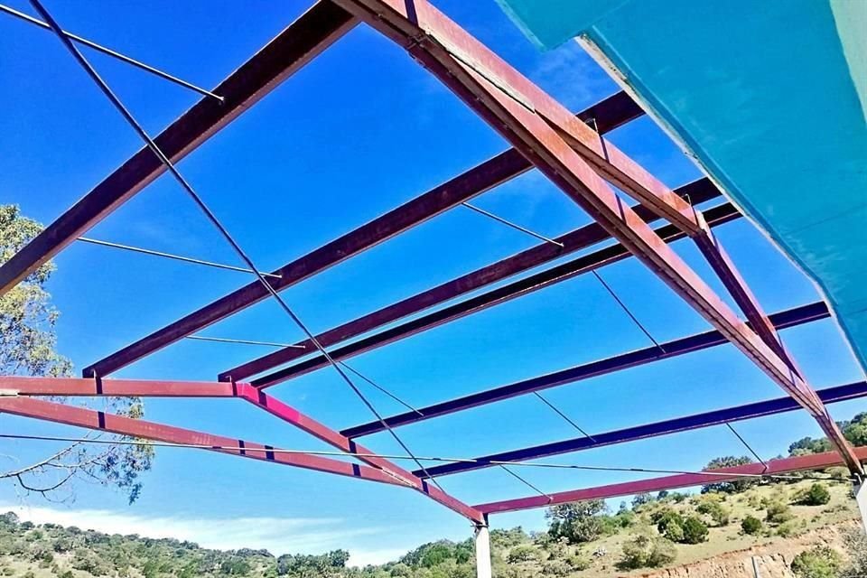 A MEDIAS. Varias de las obras impuestas en planteles de Guanajuato, a través del programa 'La Escuela es Nuestra', son techos para patios.