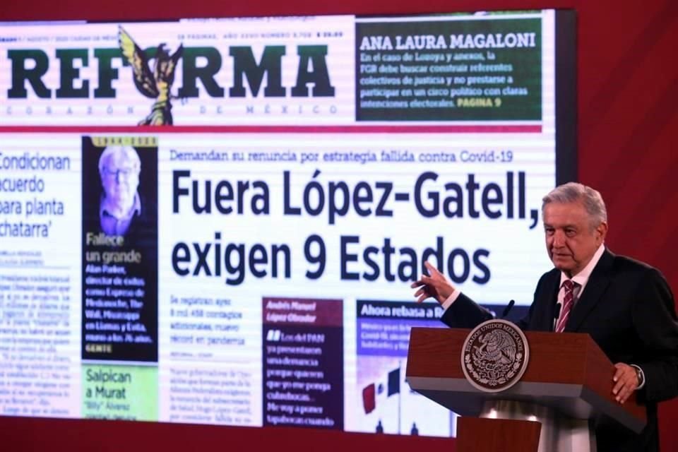 El Presidente pidió mostrar en la pantalla instalada en el Salón Tesorería, la primera plana de REFORMA del 1 de agosto pasado.