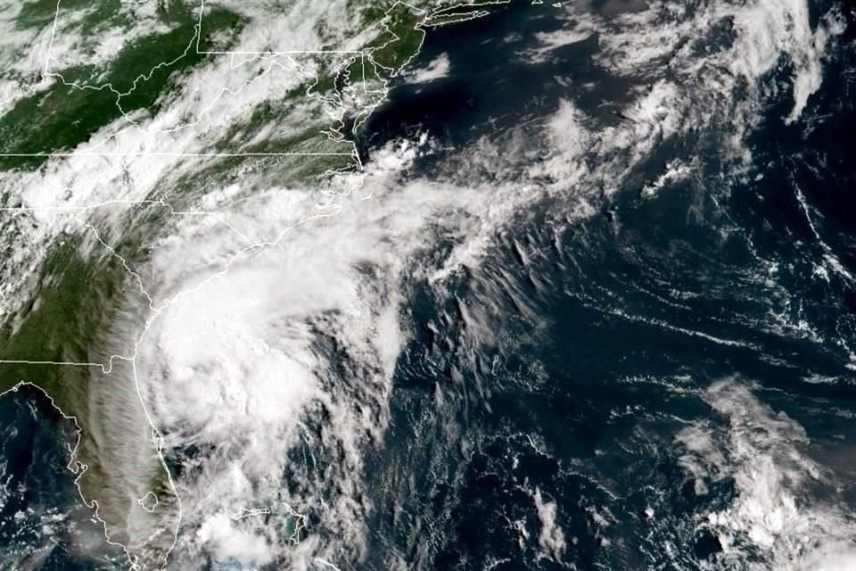 Fotografía cedida de la Administración Nacional Oceánica y Atmosférica (NOAA) de EU donde se muestra la localización de la tormenta tropical 'Isaías' este lunes.