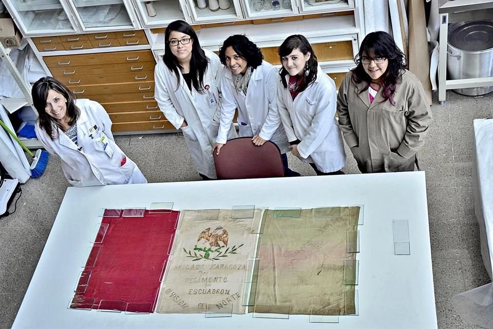 Estudiantes del taller de textiles dieron lustre a una bandera de la Revolución Mexicana, en 2013.