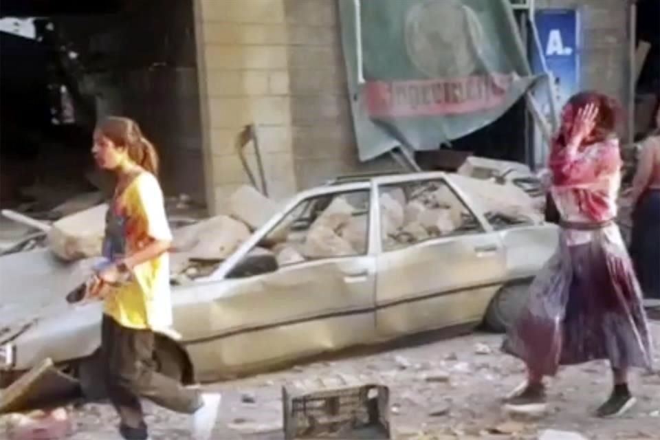 Una imagen extraída de un video muestra a dos mujeres lesionadas tras la explosión registrada en Beirut.