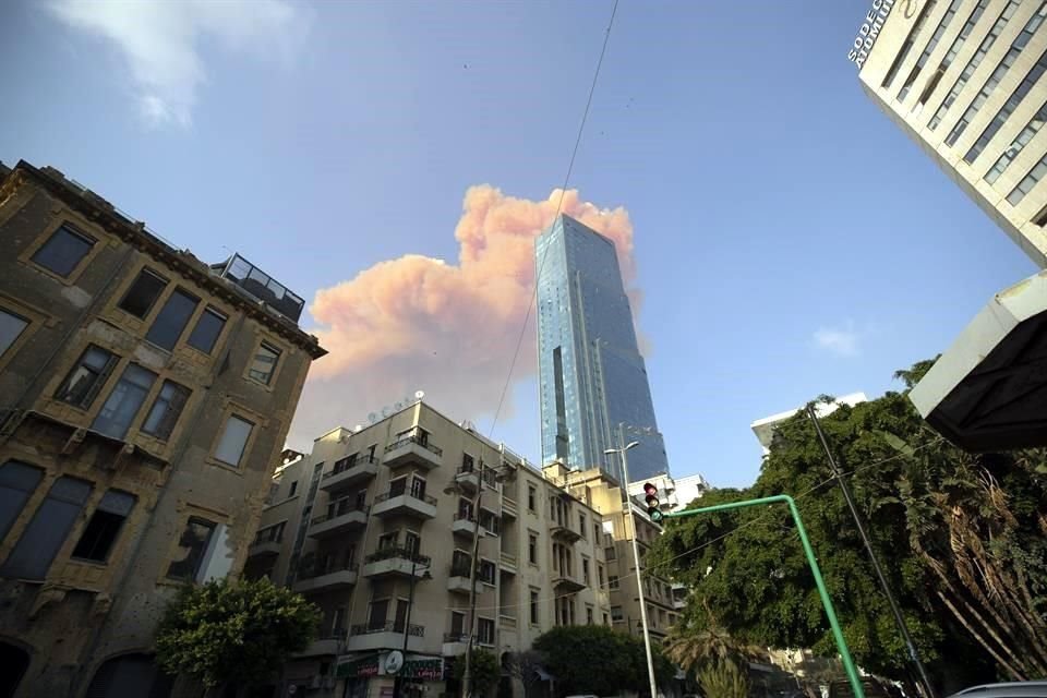 Una fuerte explosión se registró en puerto de Beirut, en Líbano, que dejó varios heridos y daños materiales en diversas zonas de la capital.