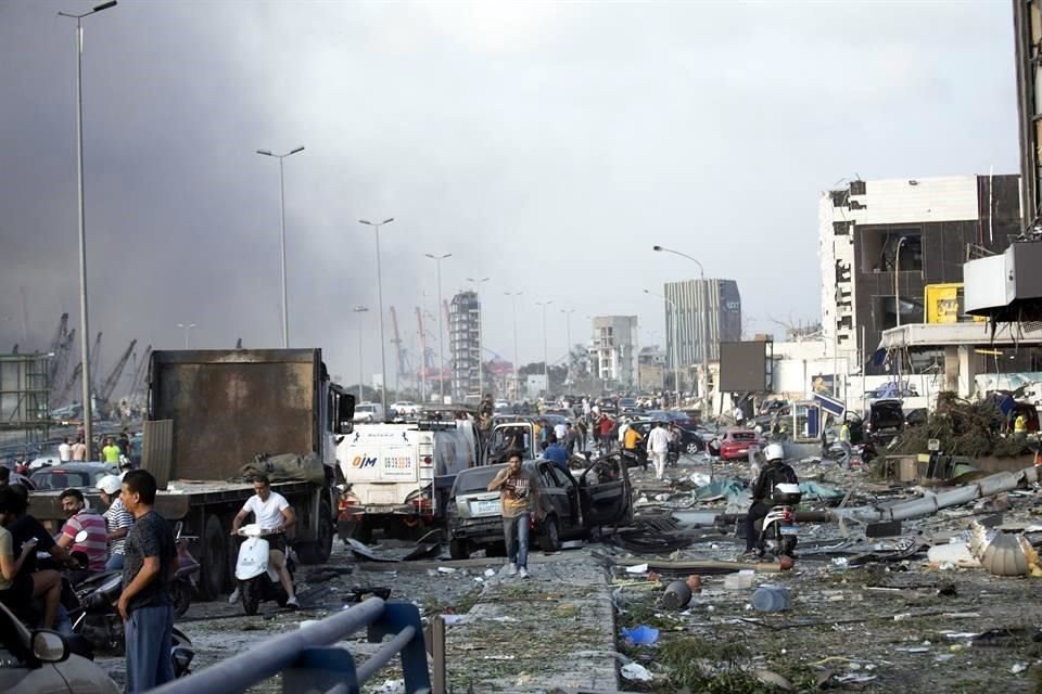 Cientos de personas evacuan la zona tras el estruendo.