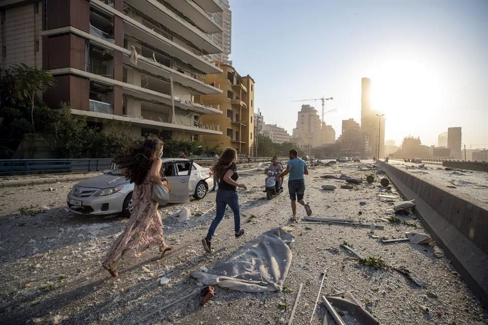 El siniestro dejó las calles cubiertas de escombros.