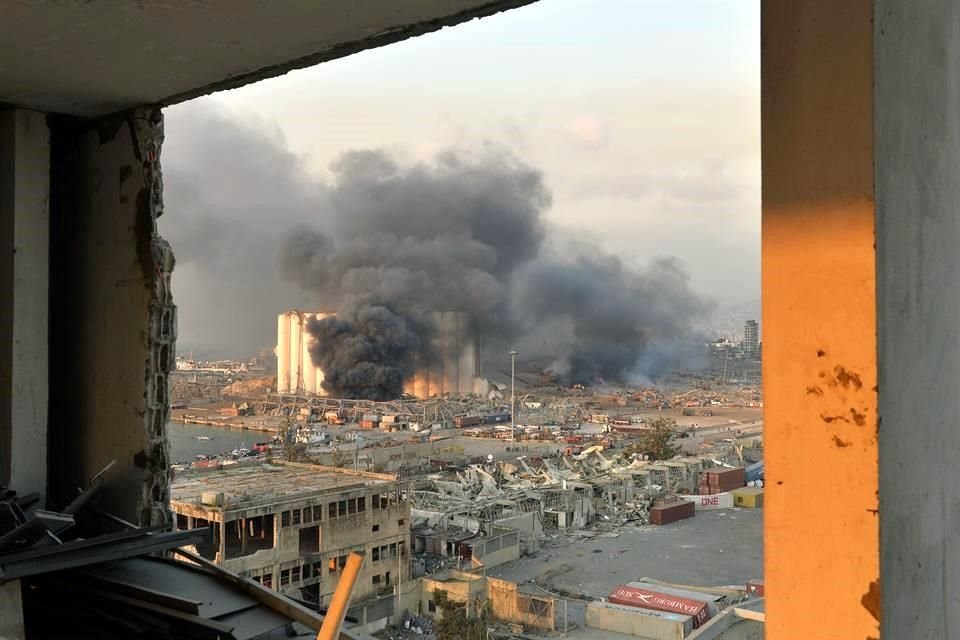 Nubes de humo de la explosión vistas desde un edificio cercano al puerto de Beirut.