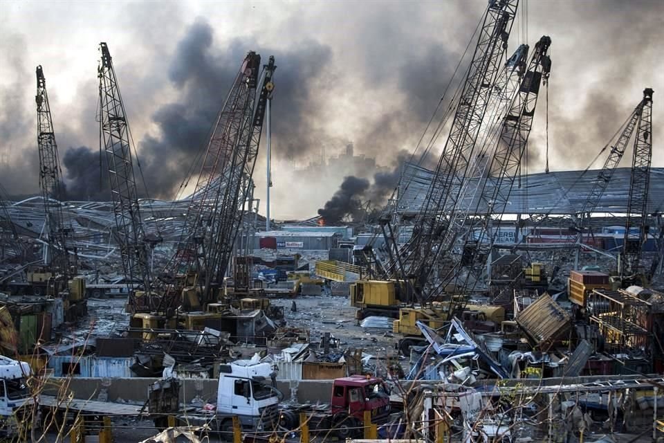 El humo se eleva luego de la explosión que tuvo lugar en Beirut.