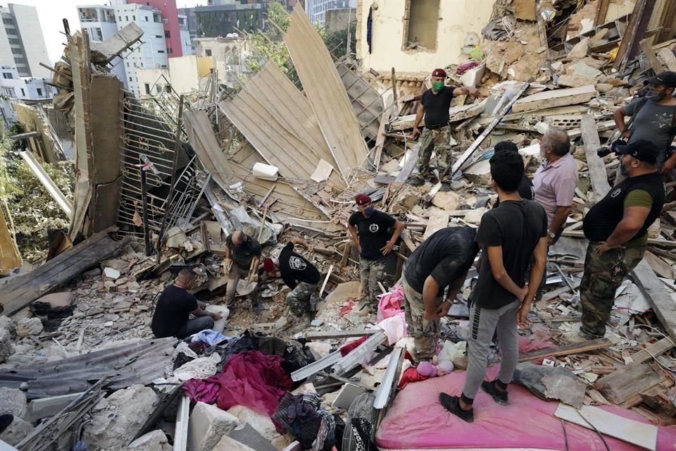 El número de muertos por la explosión en el puerto de Beirut, que el martes sacudió la capital libanesa, subió a 100 y el de heridos ya es de más de 4 mil, informó hoy la Cruz Roja libanesa.