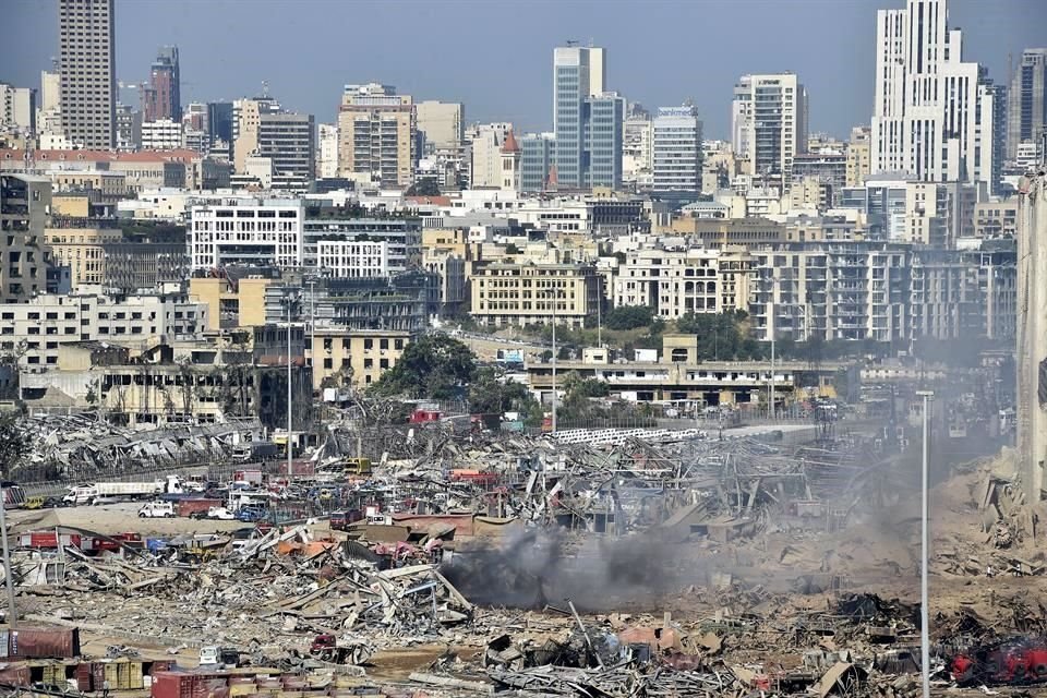 Vista general del puerto de Beirut, tras la explosión del martes por la tarde.