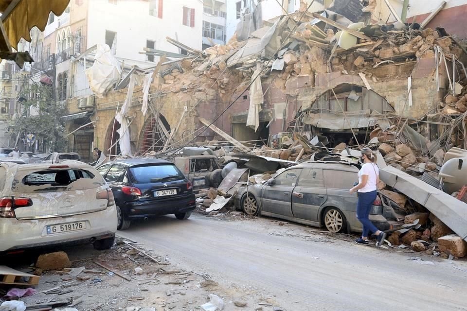 La explosión generó una onda expansiva que a su vez provocó derrumbes de edificios en diversas zonas de Beirut.