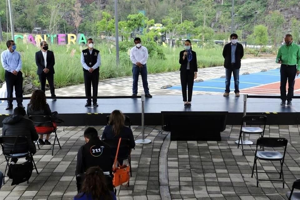 Durante su visita al parque Cantera, en la Alcaldía Coyoacán, encabezó el primero de los homenajes, con un minuto de silencio y aplausos.