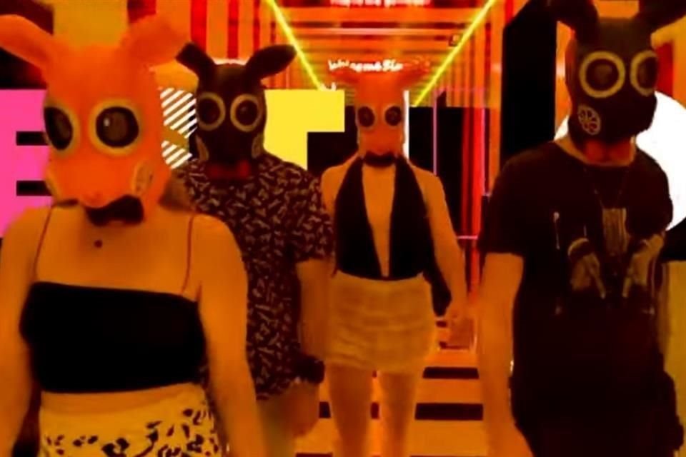 Imágenes del promocional  'Mom, I'm in Acapulco'.