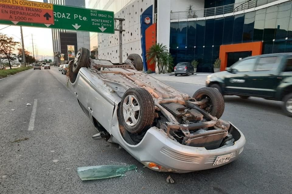 La conductora del vehículo resultó ilesa.