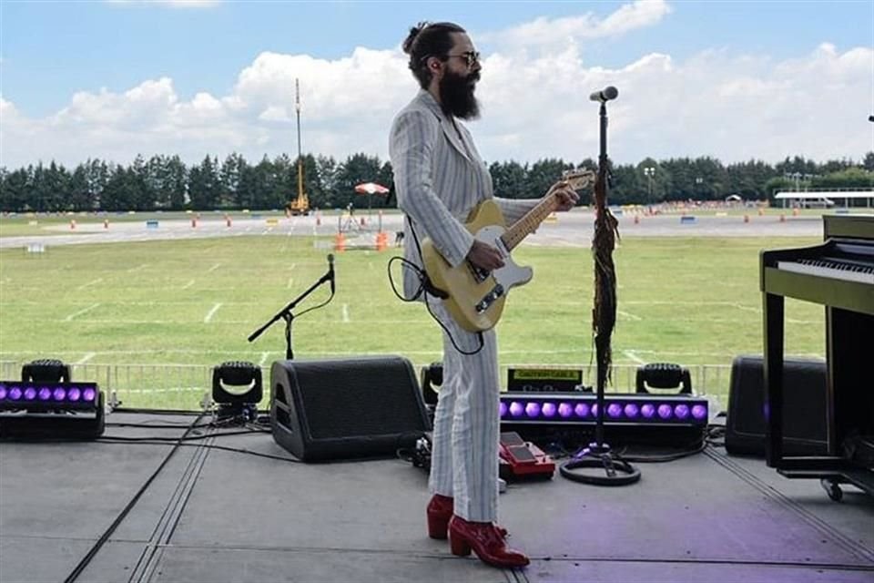 Jay de la Cueva afinó los instrumentos que usará durante el evento.