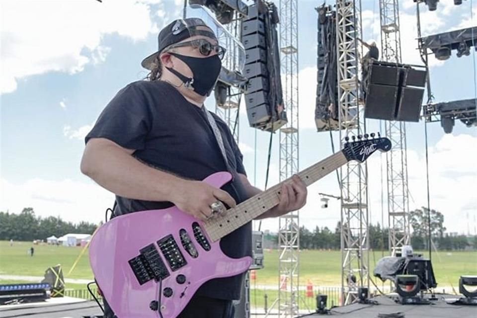 Algunos miembros de la banda usaron cubrebocas durante el ensayo.