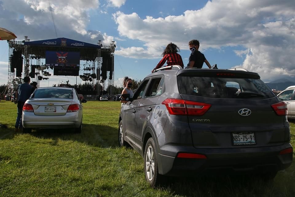 A pesar del sol, los fans de la banda se pusieron cómodos afuera de sus carros.