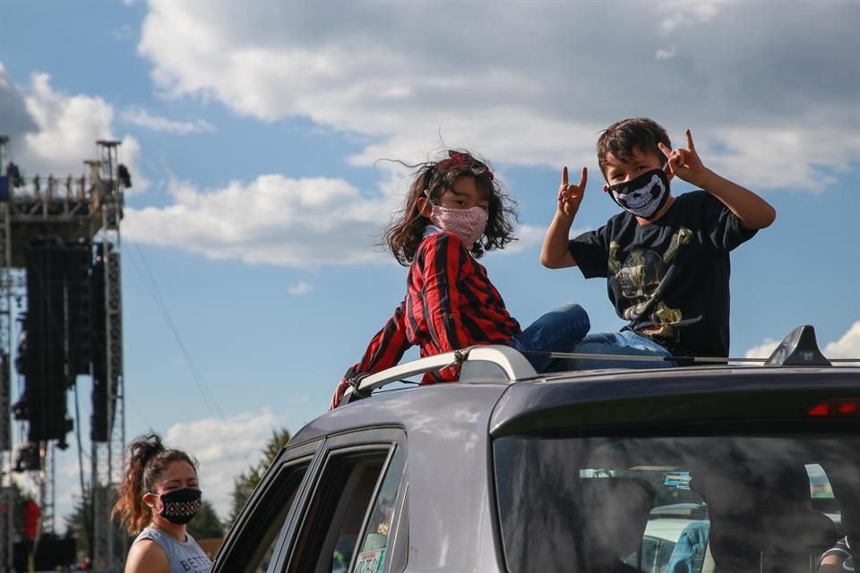 Entre los asistentes también habían niños, quienes al igual que el resto de las personas portaron cubrebocas.