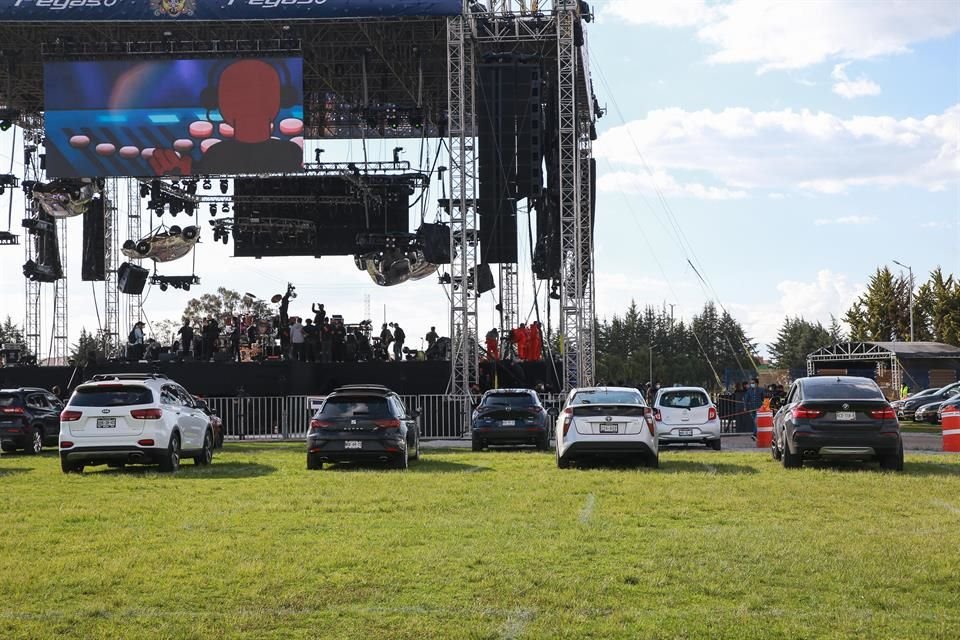Ya en el escenario se dejaba un cajón vacío entre cada vehículo