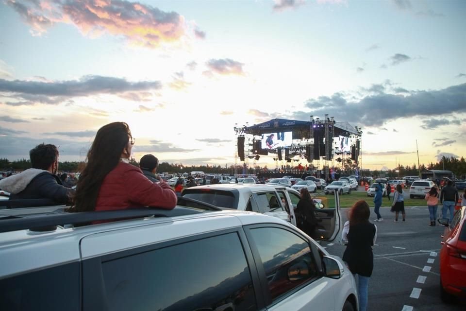La banda estuvo en el escenario alrededor de una hora con 45 minutos.