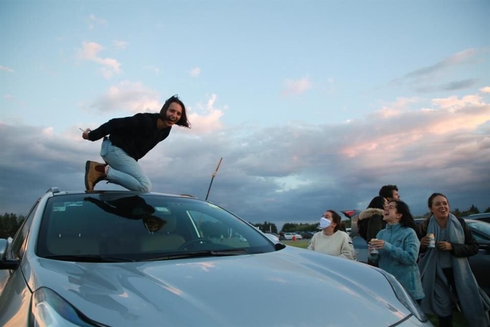 La banda estuvo en el escenario alrededor de una hora con 45 minutos.