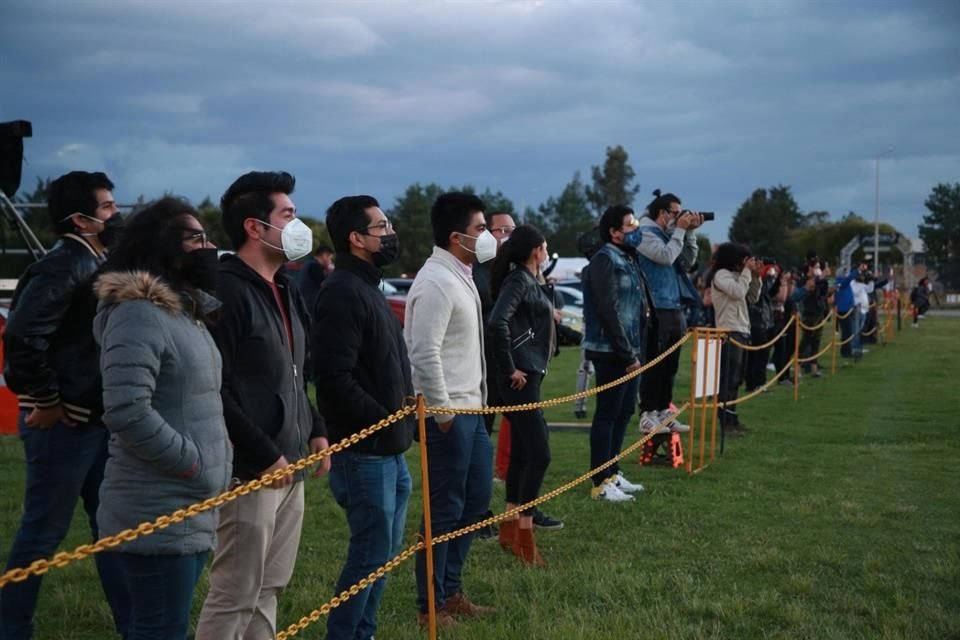 La banda estuvo en el escenario alrededor de una hora con 45 minutos.