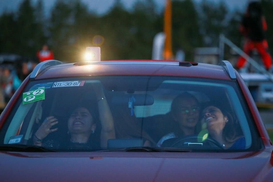 La banda estuvo en el escenario alrededor de una hora con 45 minutos.