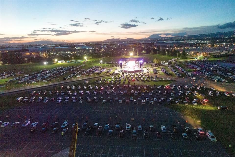 Casi todos los asistentes se quitaron el cubrebocas.