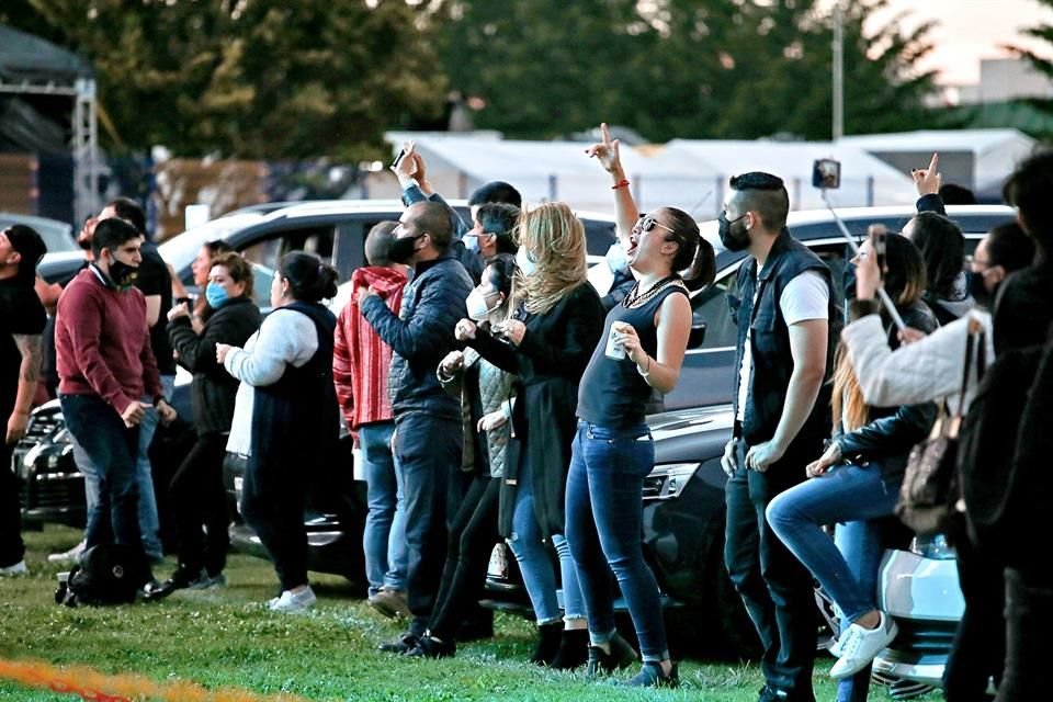 Casi todos los asistentes se quitaron el cubrebocas.