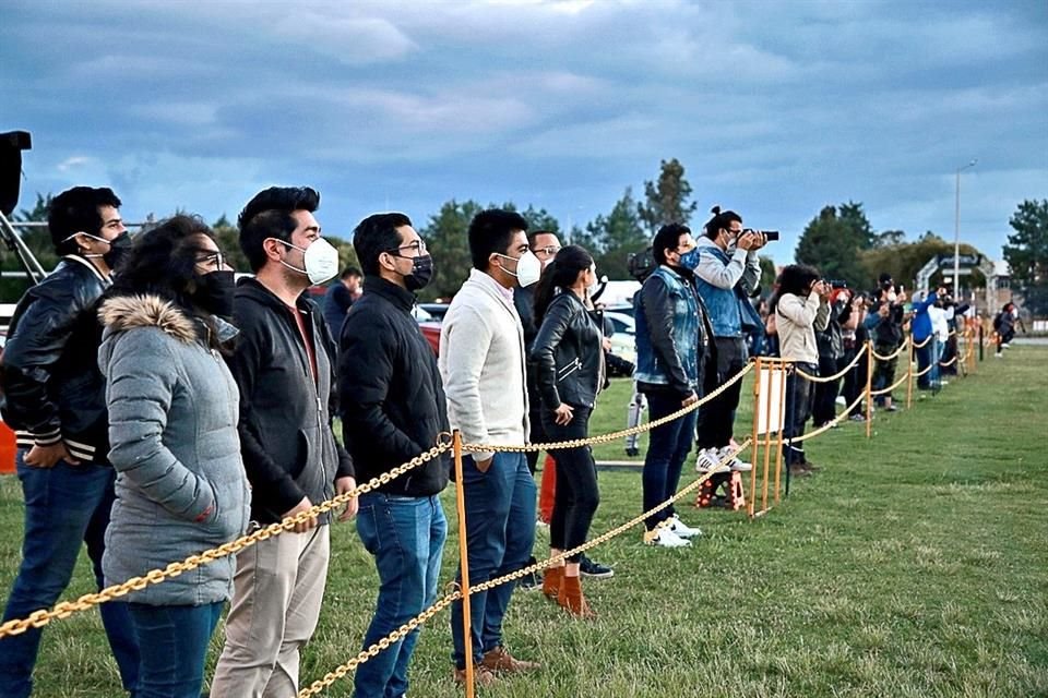 Casi todos los asistentes se quitaron el cubrebocas.