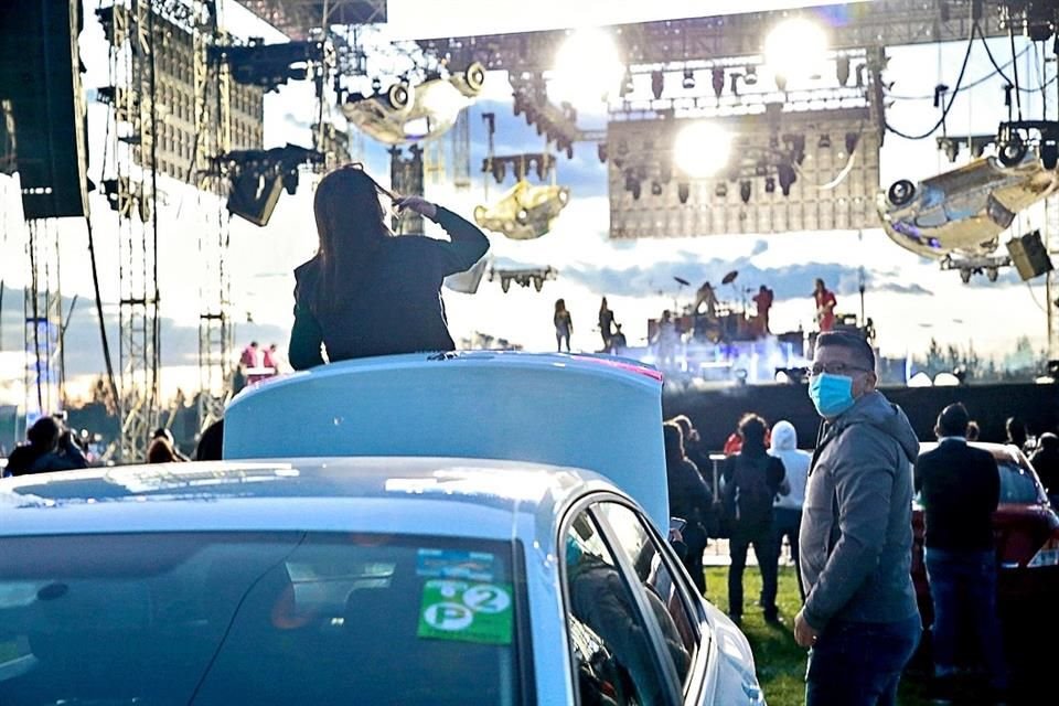 Casi todos los asistentes se quitaron el cubrebocas.