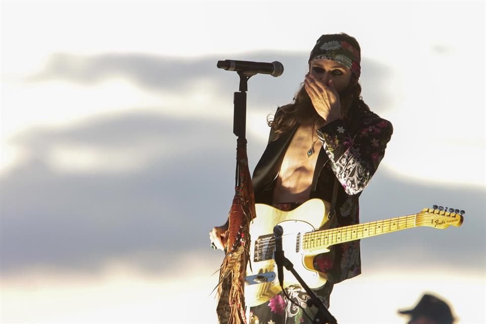 Al caer la noche, los integrantes del grupo hicieron sonar los primeros acordes de sus éxitos.