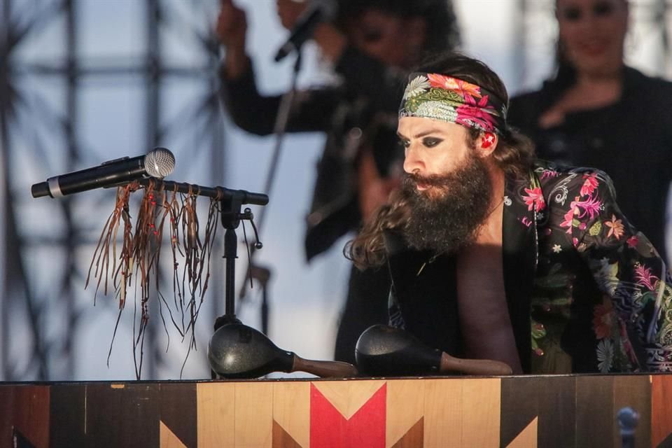 Bryan Amadeus comprobó sus grandes dotes musicales a probar varios instrumentos.