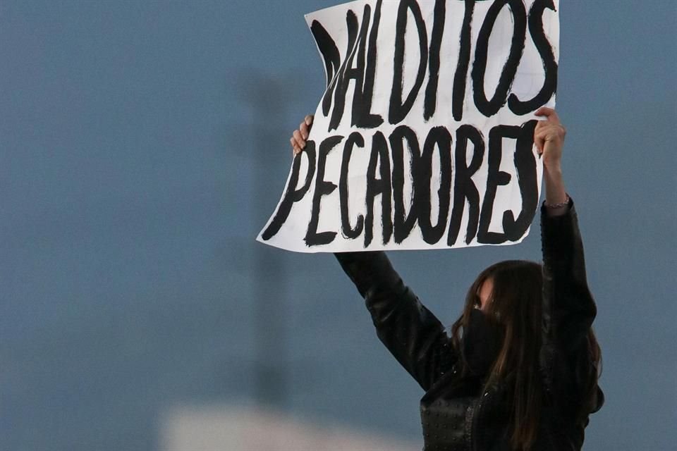 Al momento del show, varios fans se subieron al toldo de sus autos y mostraron cartelones representativos.