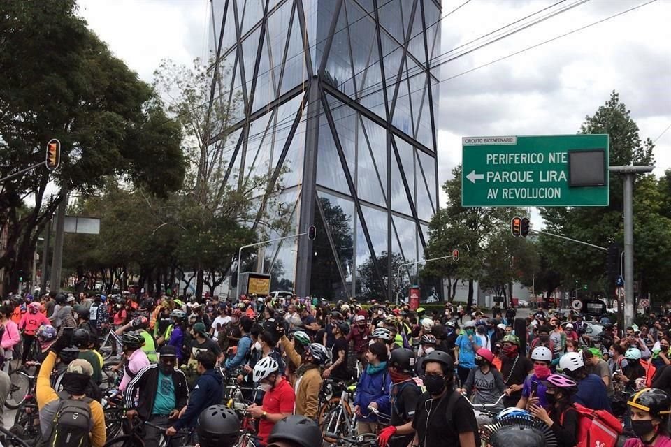 'La Rodada con Cariño', organizada por colectivos de feministas y repartidores en bicicleta, partió desde el Parque Mascarones, poco después del mediodía.